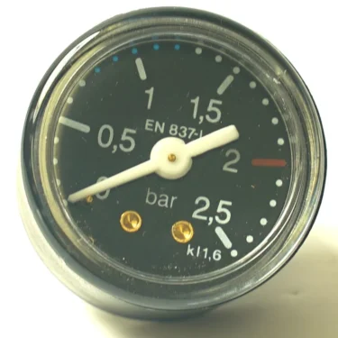 A close-up of the F.1091 SINGLE SCALE PRESSURE GAUGE 0-2.5 bar shows its EN 837-1 and kl1,6 markings, with the needle just above 0.5 bar. © 2025 1st-line.com